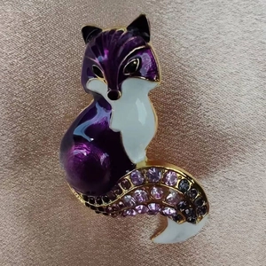 Broche renard élégante violette et blanche avec bords dorés et cristaux étincelants