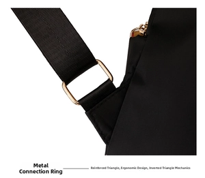 Detalle macro de las costuras triangulares reforzadas y herrajes dorados de mochila negra