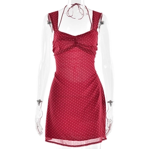 Ärmelloses rotes Sommerkleid mit weißen Punkten, geraffter Brust und schmaler Passform