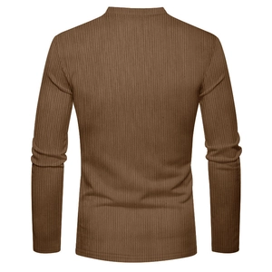 Detaillierte Rückansicht eines braunen Herren-Langarm-Henleyshirts aus geripptem Stoff