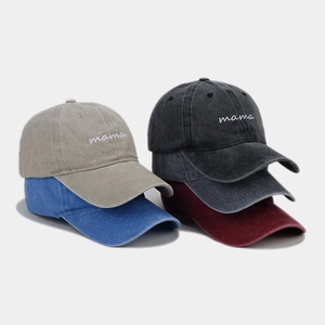 Détail de quatre casquettes de baseball vintage avec broderie mama en plusieurs couleurs
