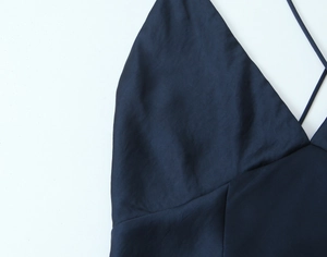 Detail des dunkelblauen Satin-Kleides mit feinen Nähten und seidiger Stoffstruktur