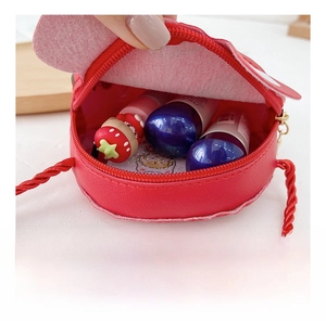 Innenansicht der roten runden Kindertasche mit Platz für Lippenstift und Kleinteile