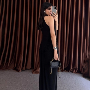 Robe longue noire sans manches moulante avec détails froncés et coupe ajustée élégante