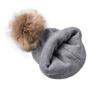 Berretto grigio in maglia per bambini con grande pompon in pelliccia sintetica per l'inverno