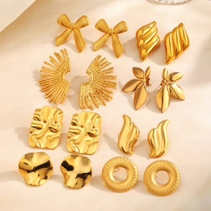Lot de huit boucles d'oreilles géométriques en acier inoxydable doré aux designs variés