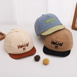 Vue détaillée de casquettes de baseball bicolores pour enfants avec broderie Hello 11