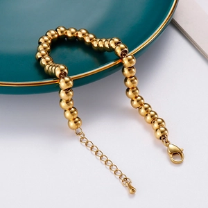 Dettaglio del bracciale a sfere placcato oro 18k con chiusura a moschettone e catenella