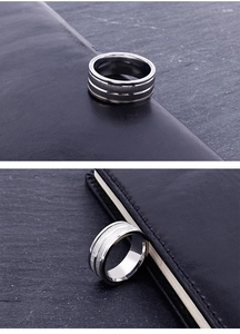 Détail macro de la bague en acier inoxydable brossé de 8 mm avec double rainure et bords polis