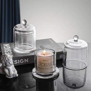 Campana di vetro minimalista per candele con base e candela a colonna bianca per casa
