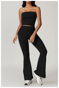 Détail de l'ensemble sport noir avec haut bandeau et pantalon de yoga à fente
