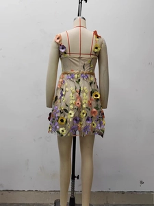 Détail de broderie florale 3D sur tulle avec fermeture éclair invisible au dos de robe