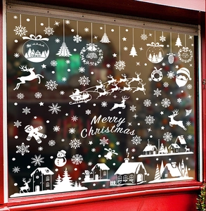 Détail de stickers de Noël blancs pour fenêtres avec Père Noël, rennes et flocons