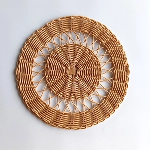 Böhmische runde Wanddeko aus Geflecht in Naturbeige mit radialem Hohlmuster