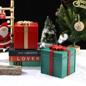 Nahaufnahme festlicher leuchtender Weihnachts-Spieluhren in roten und grünen Geschenkboxen