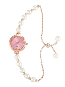 Dettaglio dell'orologio con quadrante rosa, cassa oro rosa e cinturino di perle bianche