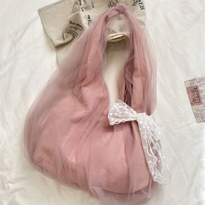 Détail du sac fourre-tout en résille rose avec nœud en dentelle et plis soyeux