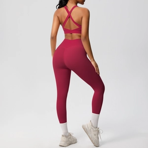 Detalle del conjunto de yoga burdeos con sujetador deportivo cruzado y leggings de talle alto