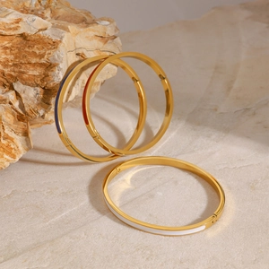 Bracelets en acier doré minimalistes avec émail bleu rouge blanc sur des pierres