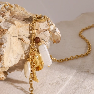 Collana in acciaio inossidabile con chiusura marina, perle barocche e ciondolo a conchiglia
