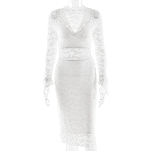 Robe moulante élégante en dentelle blanche avec décolleté en V profond et manches transparentes
