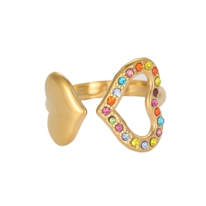 Détail de la bague en forme de cœur évidé avec des cristaux de zircone colorés sertis