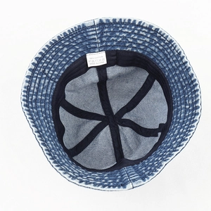 Vue intérieure d'un chapeau bob vintage en denim de coton lavé avec des sangles de maintien noires