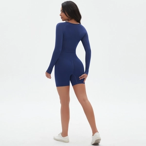 Detailansicht von nahtlosem dunkelblauem Yoga-Set mit High-Waist-Shorts und bauchfreiem Oberteil