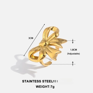 Adjustable bow ring in 18K gold plated stainless steel with 3cm width and minimalist design