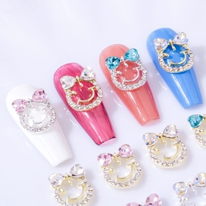 Charm's pour ongles nœud avec strass Aurora et décorations en métal souriant