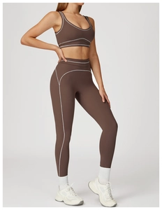 Détail de l'ensemble de yoga avec coutures blanches contrastées et tissu marron foncé