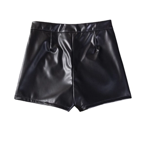 Detailansicht der schwarzen PU-Ledershorts mit hoher Taille und glatter Textur