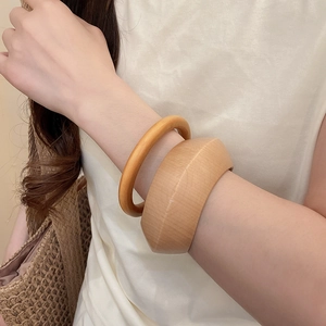 Détail de joncs en bois minimalistes avec grain naturel et formes géométriques