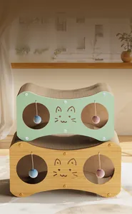 Vue détaillée d'une maison pour chat double couche en carton avec boules de jeu