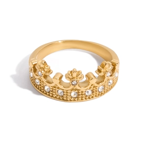 Dettaglio anello a corona in acciaio inossidabile 18K oro con micro-pavé di zirconi