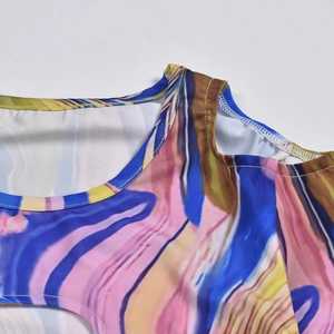 Dettaglio del tessuto con stampa astratta colorata con scollo rotondo e cuciture fini