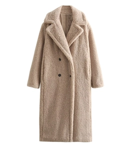 Vue détaillée de la texture polaire sherpa beige et des boutons du manteau croisé