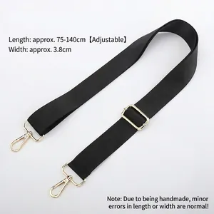 Dettaglio tracolla regolabile in nylon nero larga 3,8cm con ganci in metallo dorato