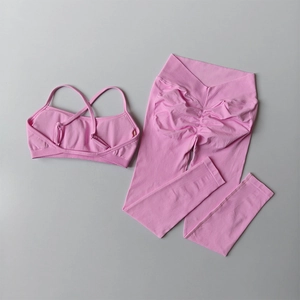 Détail de l'ensemble de yoga rose sans couture avec brassière croisée et legging haut