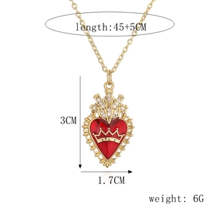 Dettaglio pendente a cuore dorato in smalto rosso, corona e dimensioni 3 cm x 1,7 cm