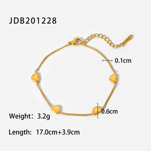 Dettaglio di ciondoli a cuore in oro 18K su catena in acciaio con dimensioni