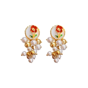 Boucles d'oreilles vintage dorées avec fleurs rouges et grappes de perles pendantes