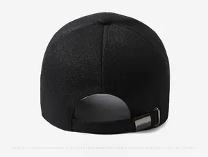 Vue arrière de casquette de baseball noire avec boucle métallique et tissu en sergé