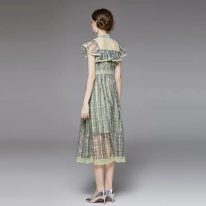 Elegante abito scozzese verde scuro con ricamo e patchwork in rete, vista laterale