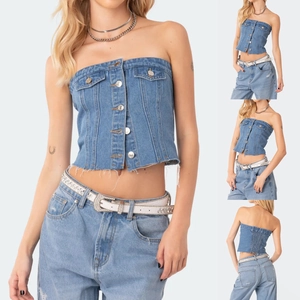 Détail du haut bustier en jean bleu avec boutons devant et ourlet effiloché style