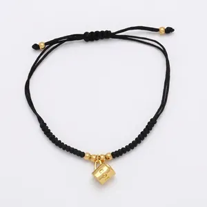 Pulsera minimalista de cuerda negra ajustable con detalles dorados y cuentas metálicas