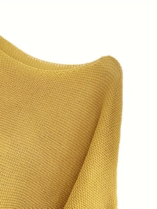 Detail des senfgelben Strickgewebes mit Rundhalsausschnitt-Naht und feiner Texturierung