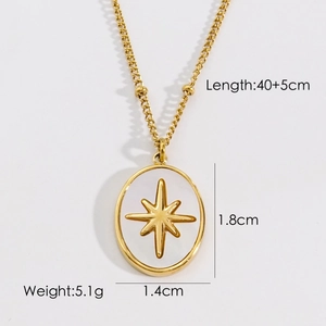 Dettaglio della collana a stella dorata con misure 40+5cm e ciondolo ovale 1,8x1,4cm