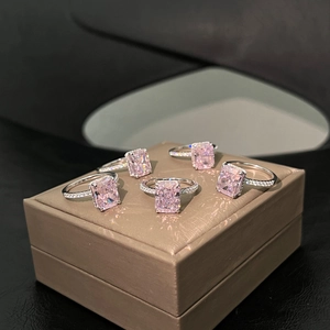 Vista dettagliata di cinque anelli con zirconi rosa taglio radiant e fascia in argento
