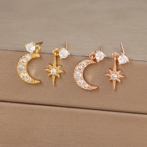 Orecchini a perno in argento S925 placcati oro 18K con stella e luna asimmetriche in zirconi